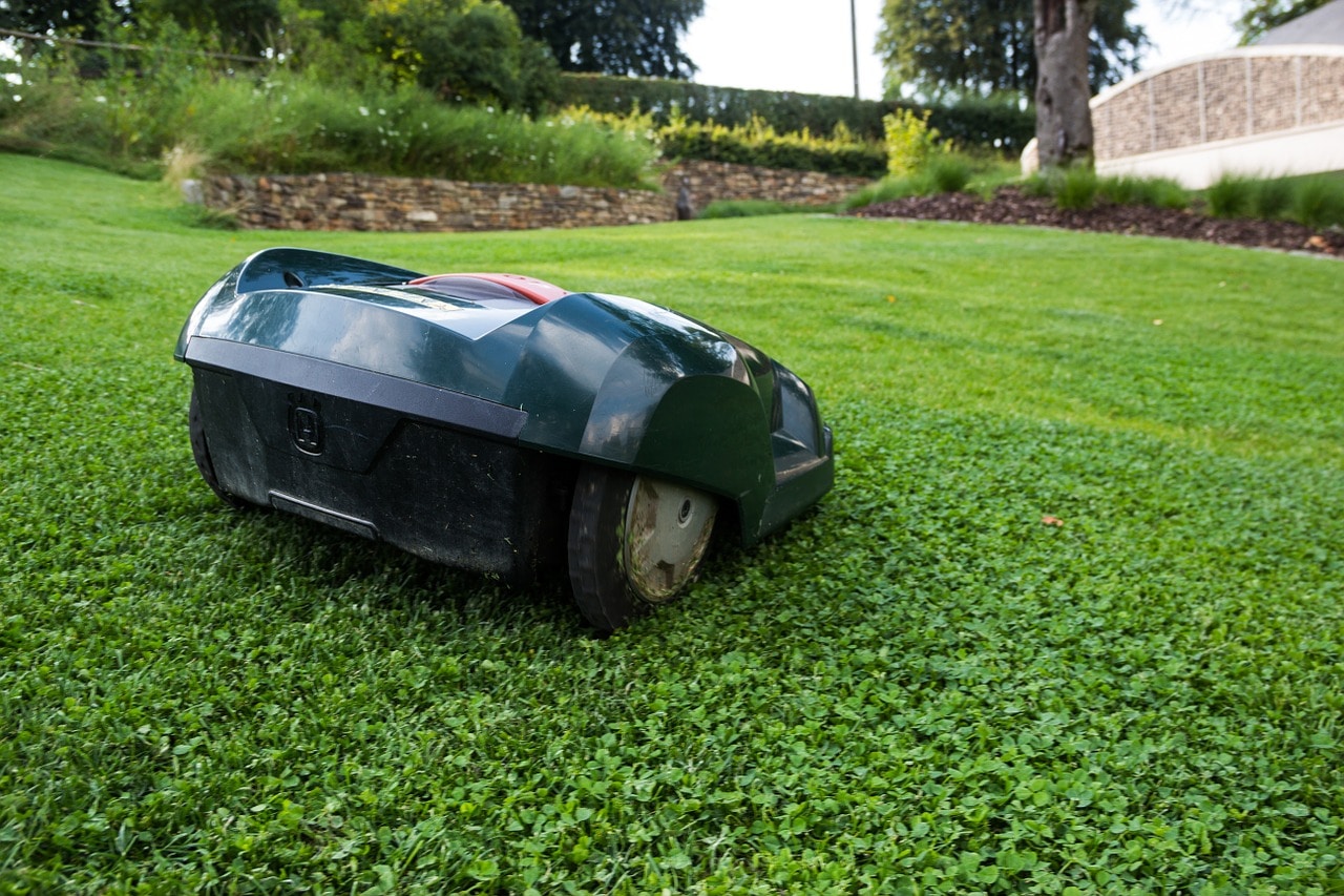 Quel robot tondeuse choisir pour un terrain accidenté ?